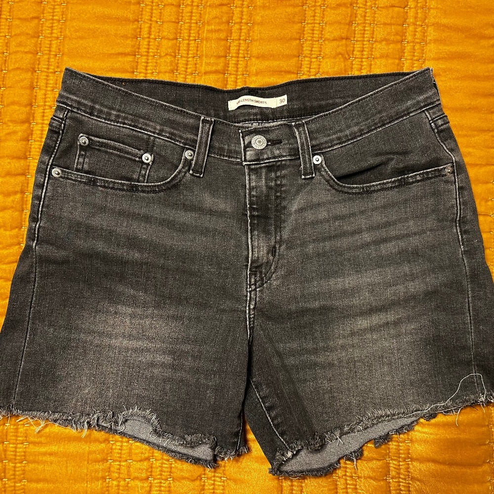NWOT Levis Cutoffs-4 in. inseam